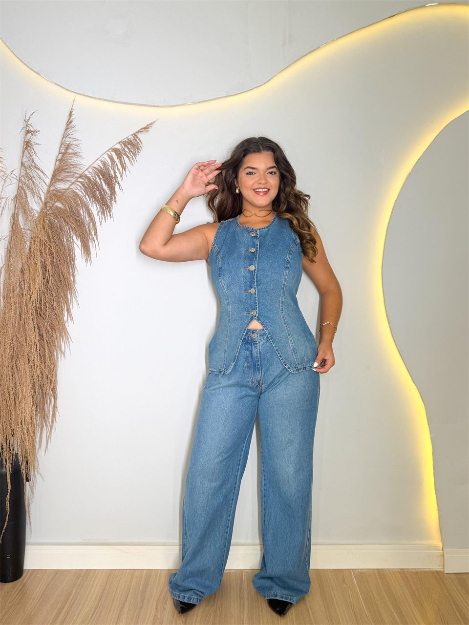 Modelo com conjunto jeans feminino da Donna Kê