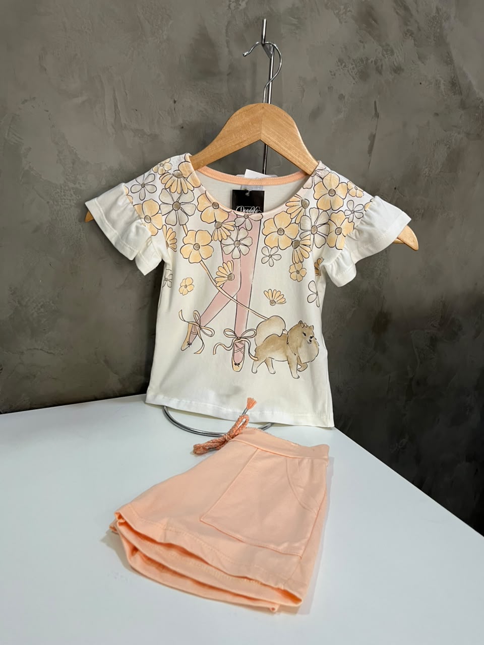 Foto da Donna Kê: Conjunto infantil floral com short pêssego