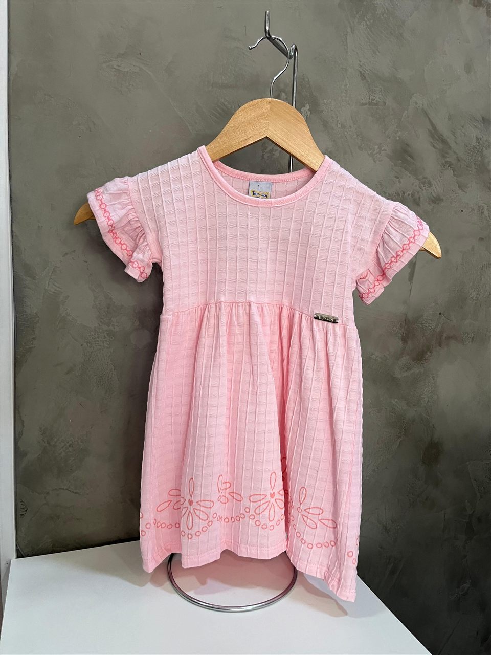 Foto da Donna Kê: Vestido infantil rosa com detalhes bordados
